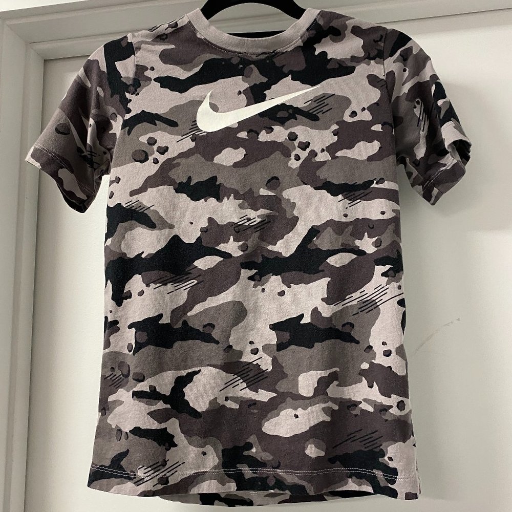 Nike boy's graphic, camo t-shirt, size large.
